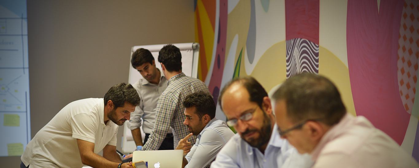Participantes trabajando en un taller Lean Sales