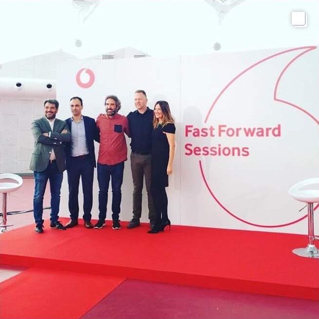 Ángel Garrorena con los ponentes de Vodafone Fast Forward Sessions