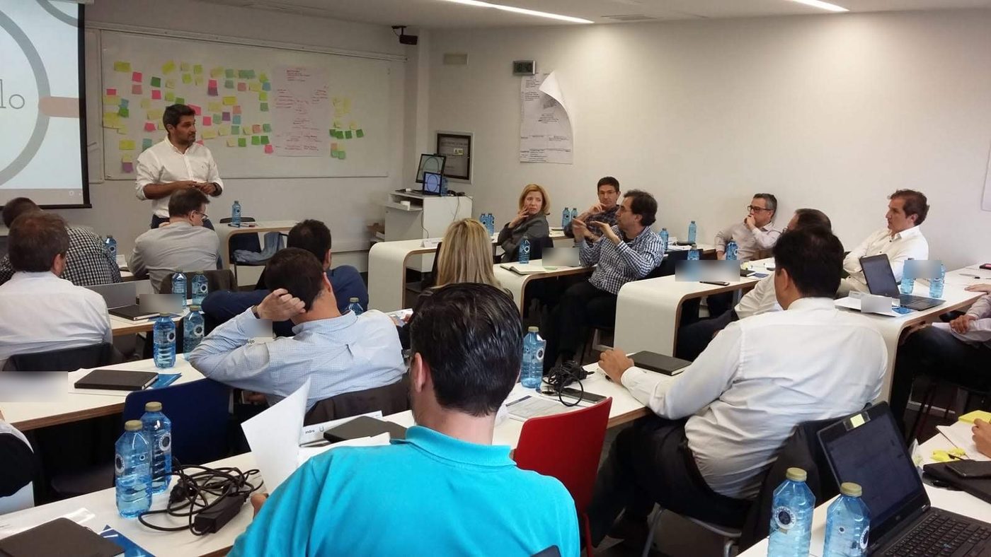 Ángel Garrorena con un grupo de directivos y un mural de post-its del proceso comercial