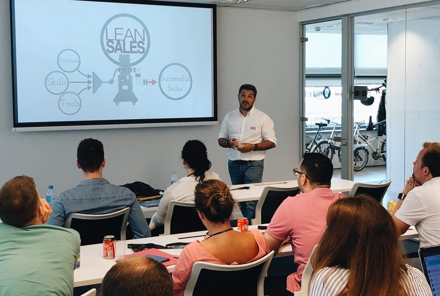 Ángel Garrorena presentando el método Lean Sales en un taller